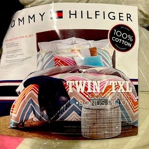 Midland, twin/extra long set with decorative pillow. In original packaging.